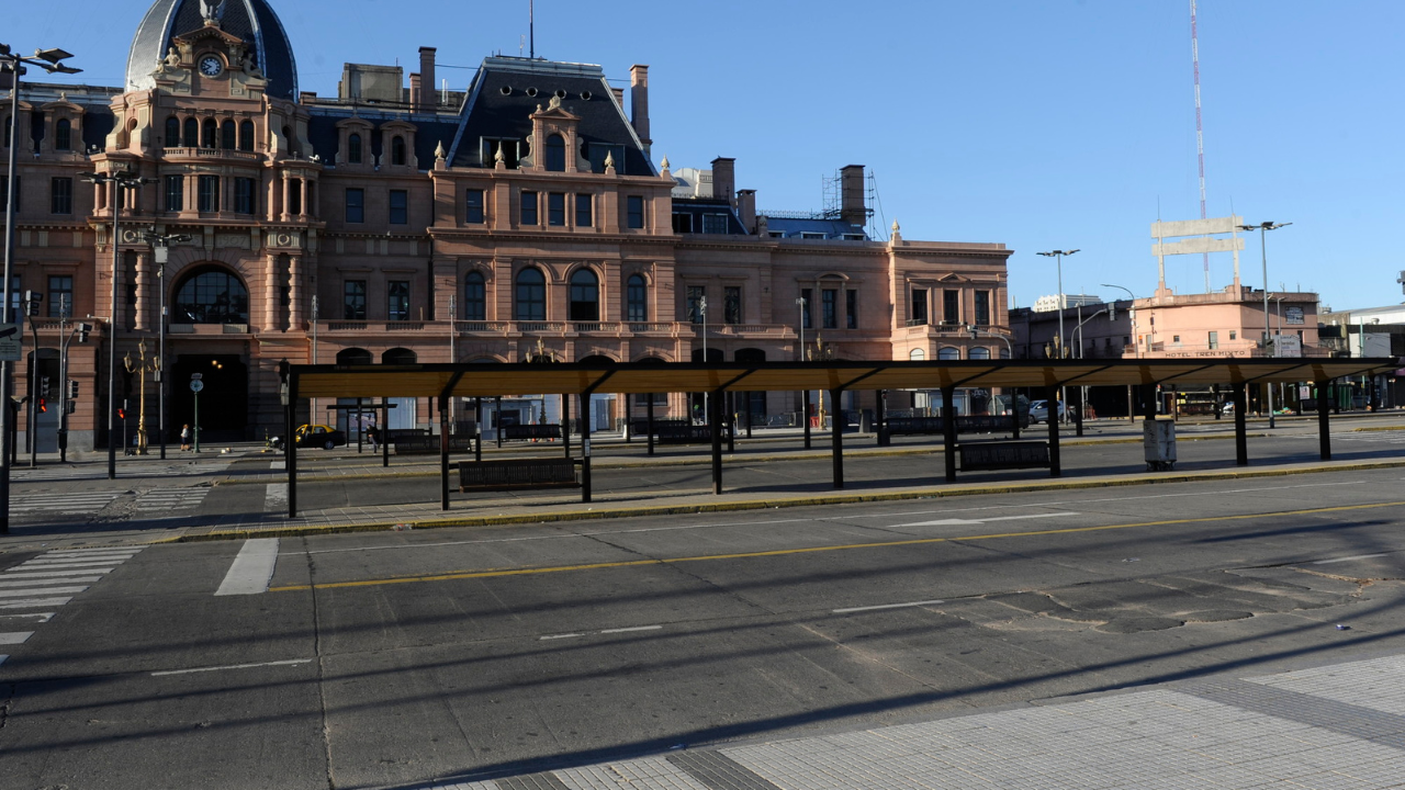 Fuerte en transporte, escuelas y Estado; menos acatamiento en comercio: radiografía del paro