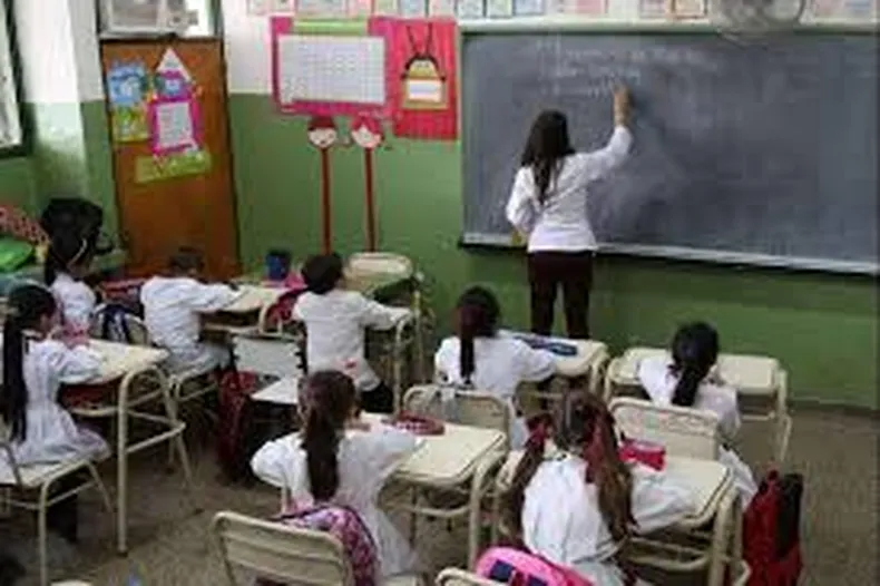 Confirman el piso de 190 días de clases en 2026 y anuncian mayor control de las horas escolares