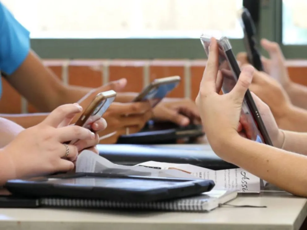 La Legislatura aprobó la regulación del uso de celulares en las escuelas secundarias bonaerenses