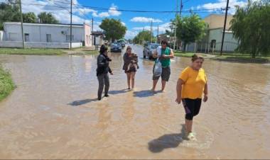 Bahía Blanca: casi ya sin agua acumulada, buscan reabrir las escuelas el miércoles
