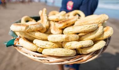 Destronaron a los churros: la curiosa comida que les da pelea en las playas de la Costa Atlántica