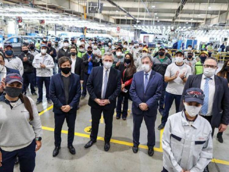 El presidente Alberto Fernández visitó con Axel Kicillof la planta de Toyota en Zárate, que retomó su producción.